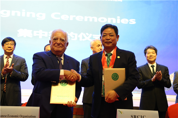 吕建中签约.jpg 吕建中签约.jpg