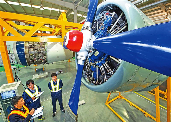 作为我国首个航空高技术产业基地,西安阎良国家航空高技术产业基地肩负着我国航空产业与地方经济融合发展的历史使命。目前,该基地已经初步构建了集飞机设计、生产制造、试飞鉴定、教育培训、旅游体验、交流会展等为一体的航空产业集群。.jpg 作为我国首个航空高技术产业基地,西安阎良国家航空高技术产业基地肩负着我国航空产业与地方经济融合发展的历史使命。目前,该基地已经初步构建了集飞机设计、生产制造、试飞鉴定、教育培训、旅游体验、交流会展等为一体的航空产业集群。.jpg