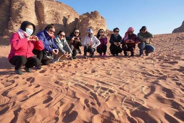 多个国家限制入境，超7500条航线取消，那些海外滞留游客如何回国？